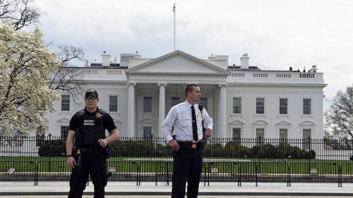 Miembros del servicio secreto vigilando la Casa Blanca durante el apagón.-Foto: AP / SUSAN WALSH