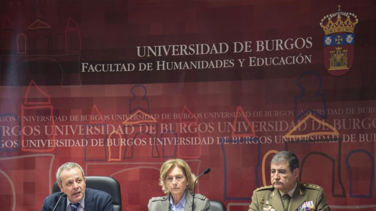 La organizadora de las jornadas, Cristina Borreguero, el Coronel Jesús María Cirujano Pita, Subdelegado de Defensa en Burgos, y el vicerrector de la UBU René Payo, durante la presentación de las jornadas-Ical