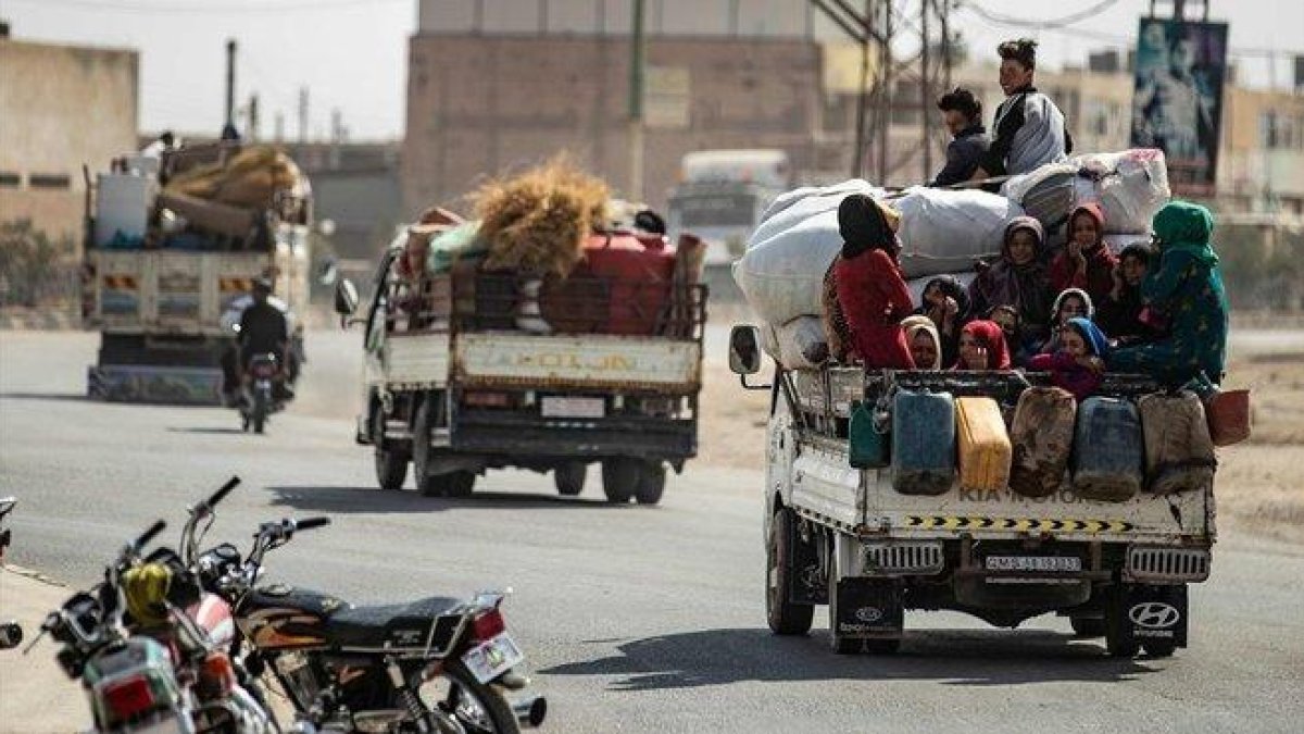 Familias de sirios huyen de las zonas de conflicto en la frontera turcosiria.-AFP
