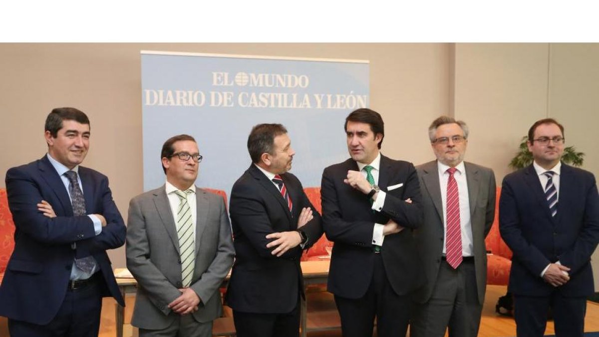El director general del Incibe, Miguel Rego (3I), y el consejero de Fomento y Medio Ambiente, Juan Carlos Suárez-Quiñones (3D), participan en la Jornada 'Ciberseguridad: Diez años de Incibe en Castilla y León'.-ICAL