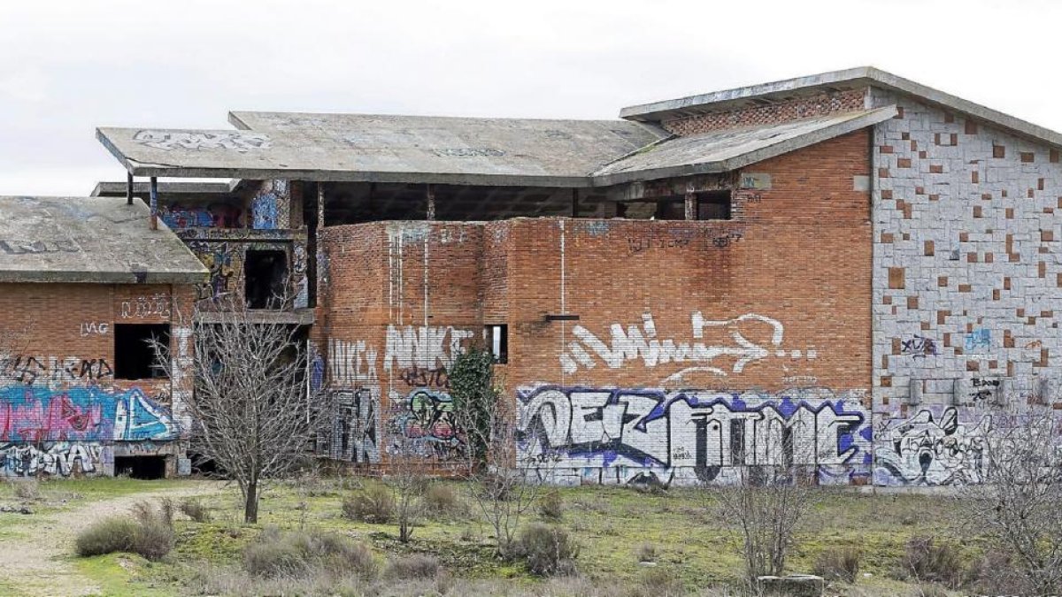 Chalet abandonado de Parquesol.-MIGUEL ÁNGEL SANTOS