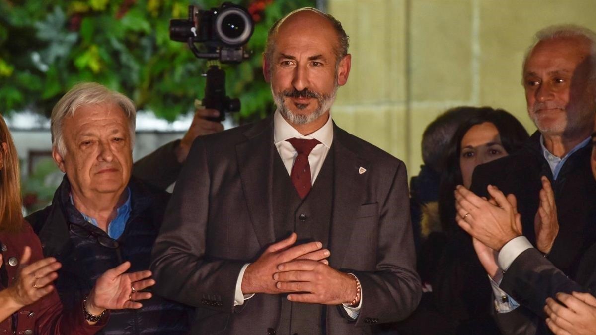 Aitor Elizegi, aplaudido tras ser elegido presiente del Athletic Club.-EFE / MIGUEL TONA