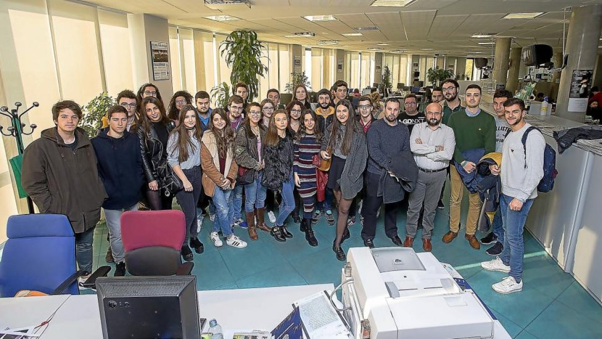 Los estudiantes de primero de Periodismo de la UVA, en un momento de su visita a la redacción de EL MUNDO DE VALLADOLID.-PABLO REQUEJO (PHOTOGENIC)