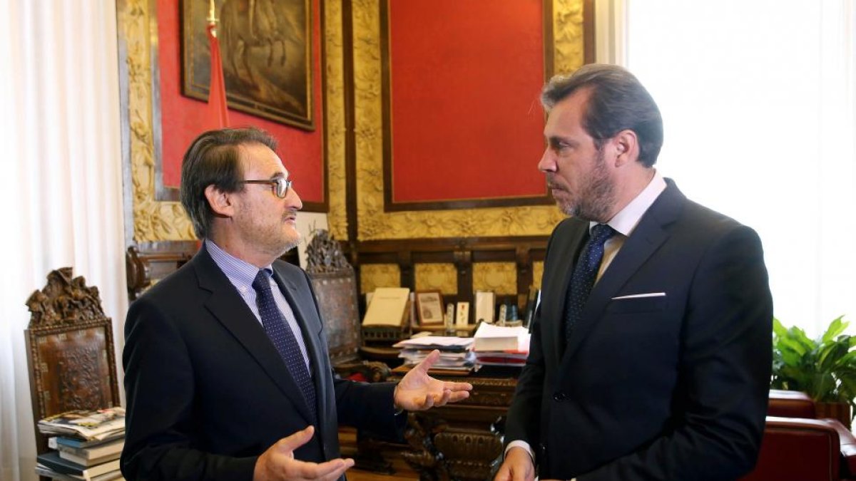 El alcalde de Valladolid, Óscar Puente, recibe al presidente de Iveco, Jaime Revilla-ICAL