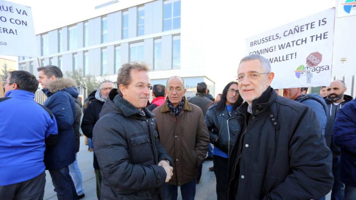El secretario regional de UGT, Agustín Prieto, visita a los trabajadores de la empresa Tragsa, encerrados desde el 31 de diciembre.-ICAL