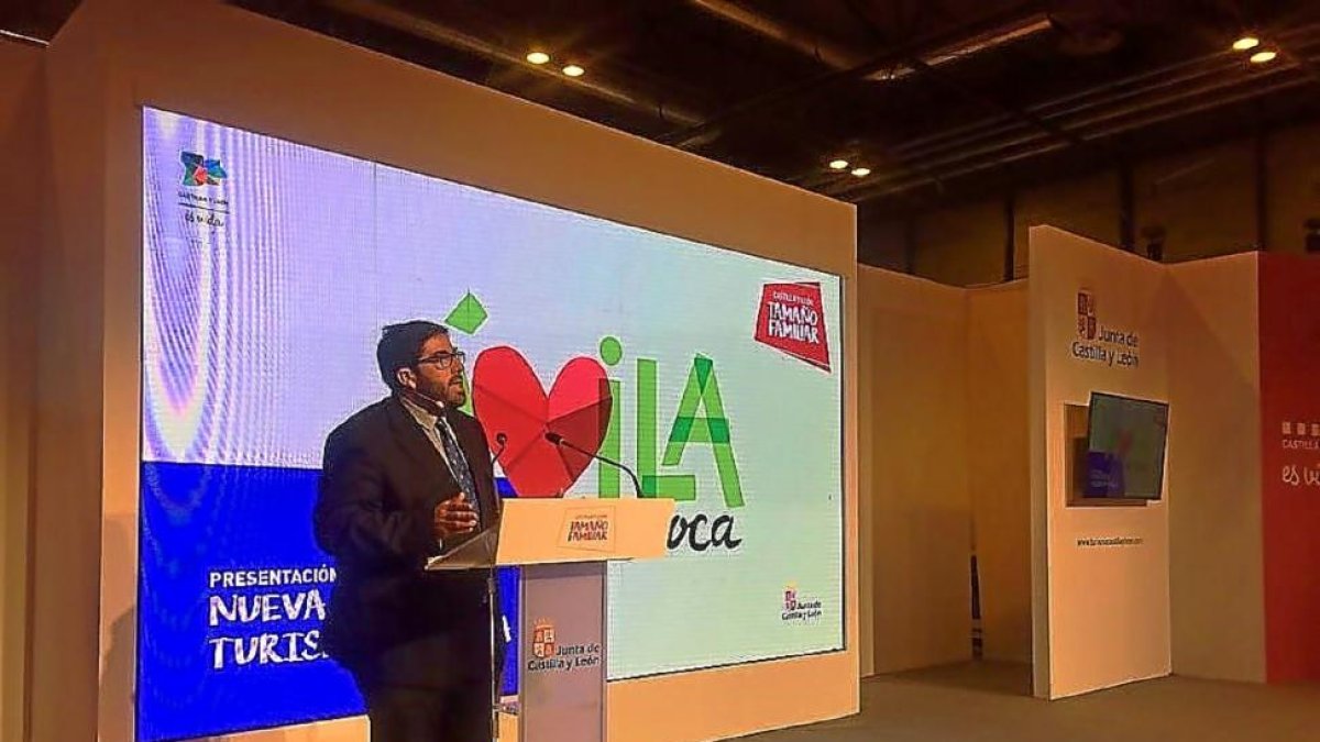 El presidente de la Diputación de Ávila, Jesús Manuel Sánchez Cabrera, presenta en Fitur la nueva ‘app’ turística de la institución.-E.M