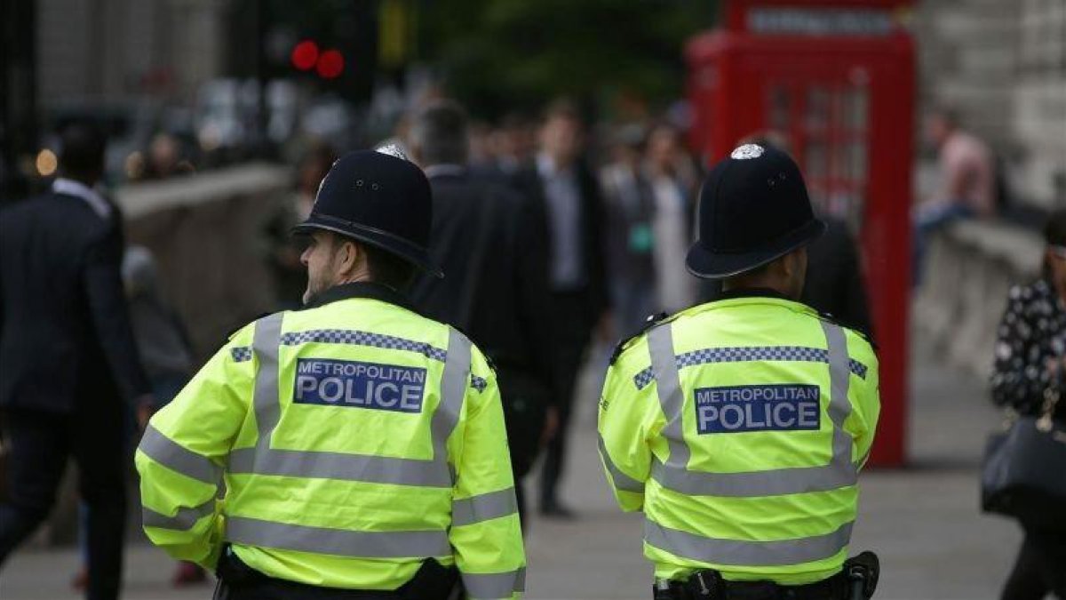 Dos agentes de policía británicos, en una imagen de archivo, en Londres, el 23 de mayo.-AFP / DANIEL LEAL-OLIVAS