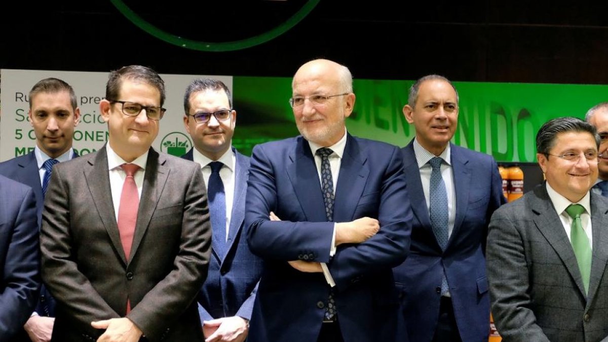 El presidente de Mercadona, Juan Roig, en el centro, acompañado de directivos de su compañía.-REUTERS