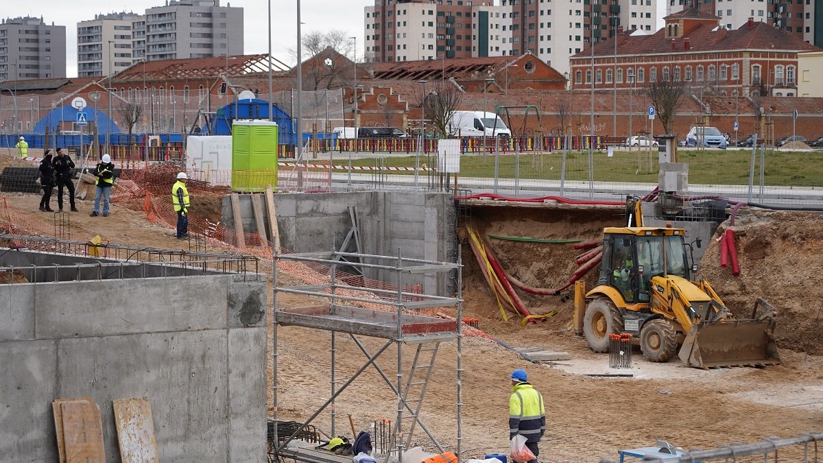 Lugar en el que dos trabajadores han resultado heridos al derrumbarse un muro en una obra de la calle Nelson Mandela de Valladolid. -ICAL
