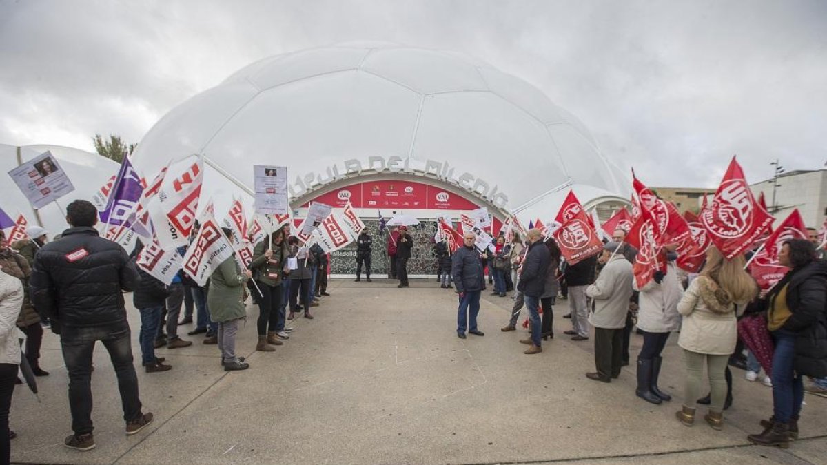 Trabajadores del sector hostelero se manifiestan frente a la Cúpula del Milenio.-ICAL