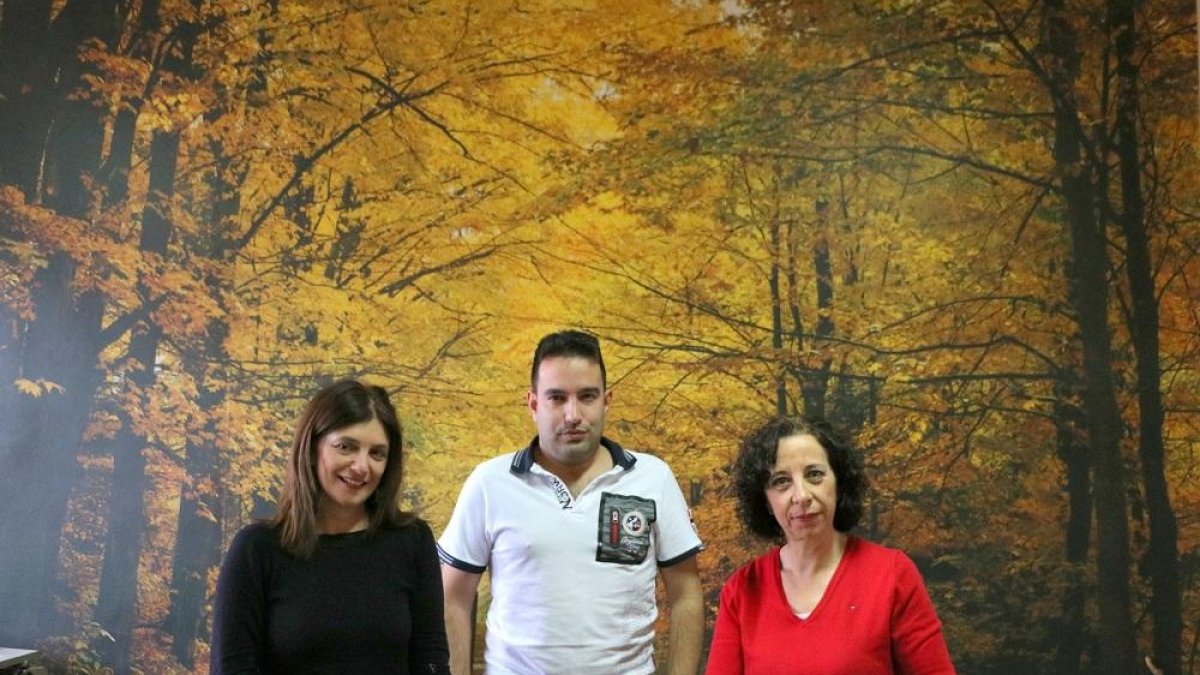 Los investigadores Susana Suárez-Seoane, José Manuel Fernández y Leonor Calvo en las instalaciones de la Universidad de León.-EL MUNDO