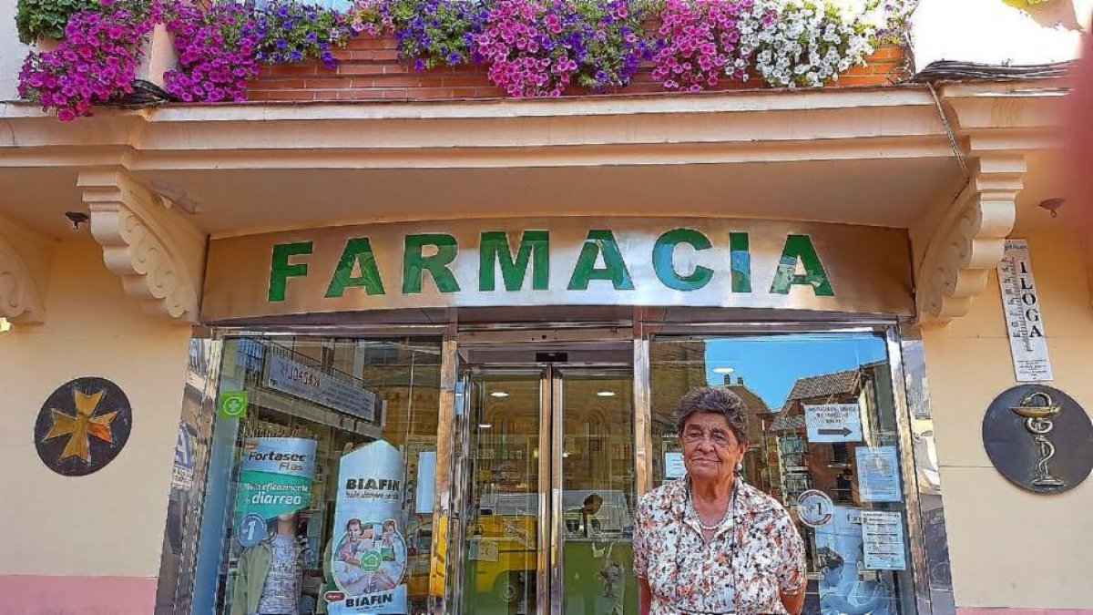 Araceli de la Fuente frente a su farmacia.-EL MUNDO