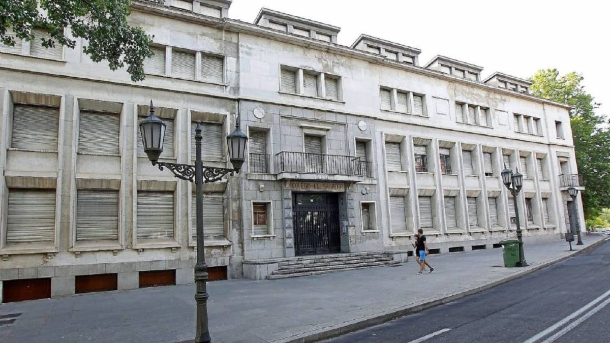Edificio del Colegio El Salvador en la plaza San Pablo, eje de la propuesta municipal del Campus de la Justicia.-J. M. Lostau