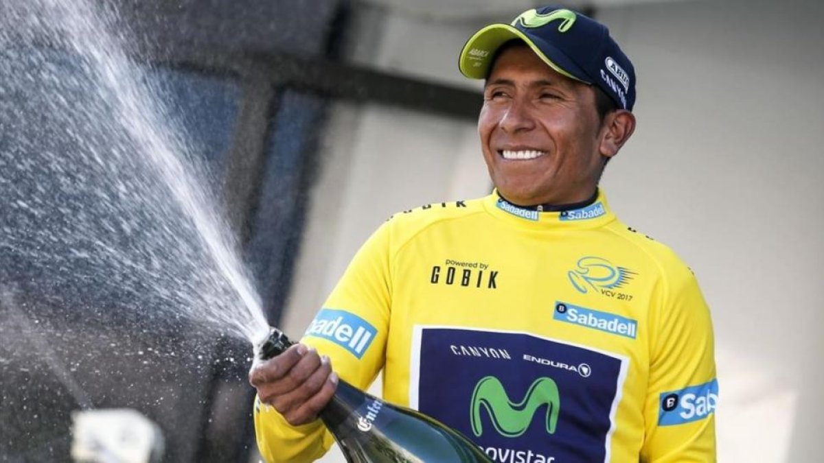 El ciclista colombiano del equipo Movistar, Nairo Quintana,  celebra en el podio de Valencia su victoria en la 68ª edicion de la Volta a la Comunitat Valenciana.-EFE