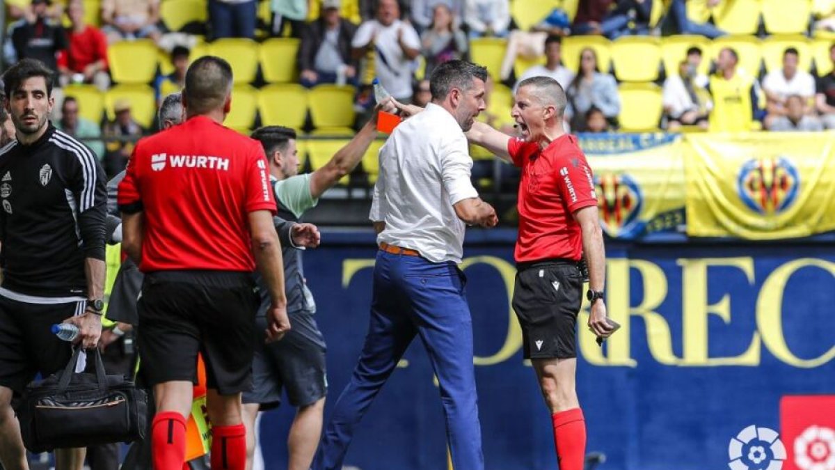 Expulsión de Paulo Pezzolano ante el Villarreal. / LA LIGA