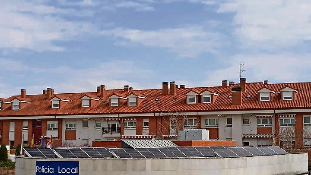 Viviendas y comisaría de Policía Local en Arroyo de la Encomienda. / E. M.