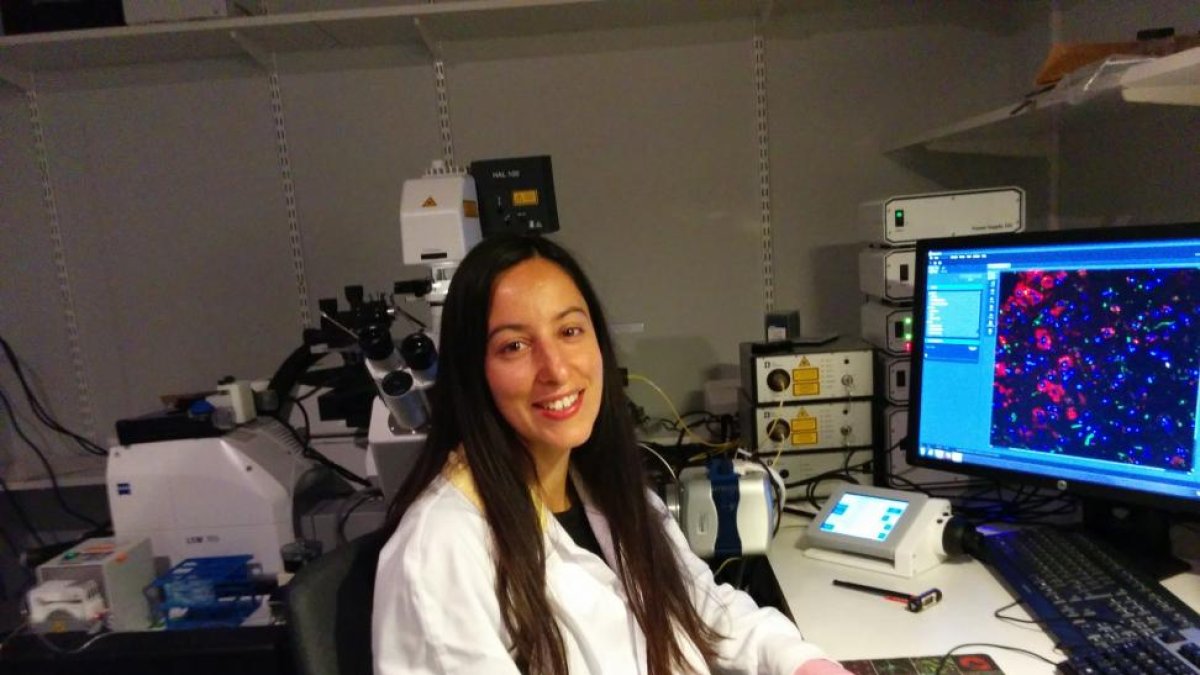 La leonesa Lorena López en las instalaciones del Instituto de Neurociencia y Fisiología en la universidad sueca de Gotemburgo.-EL MUNDO