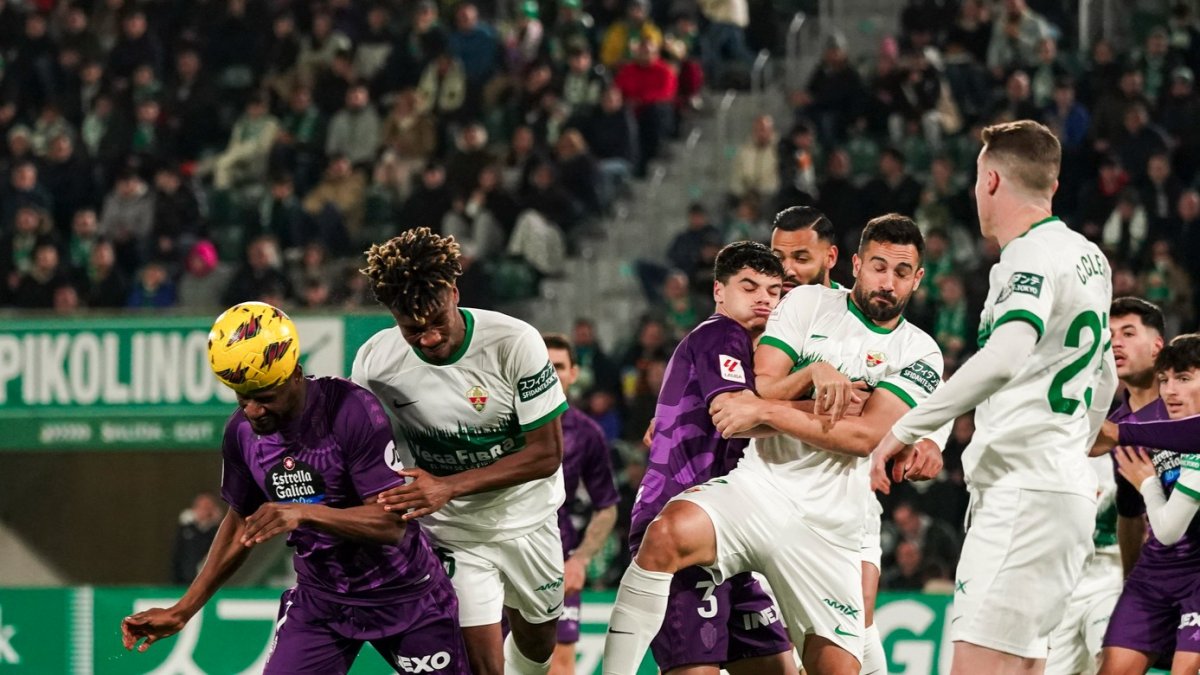 Sylla cabecea desviado ante el Elche. REAL VALLADOLID
