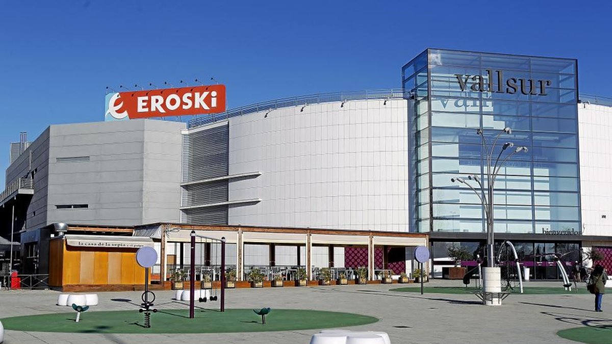 Centro comercial Vallsur. que el 8 de enero tendrá a Carrefour como explotador del hiper en lugar de Eroski.-J. M. LOSTAU