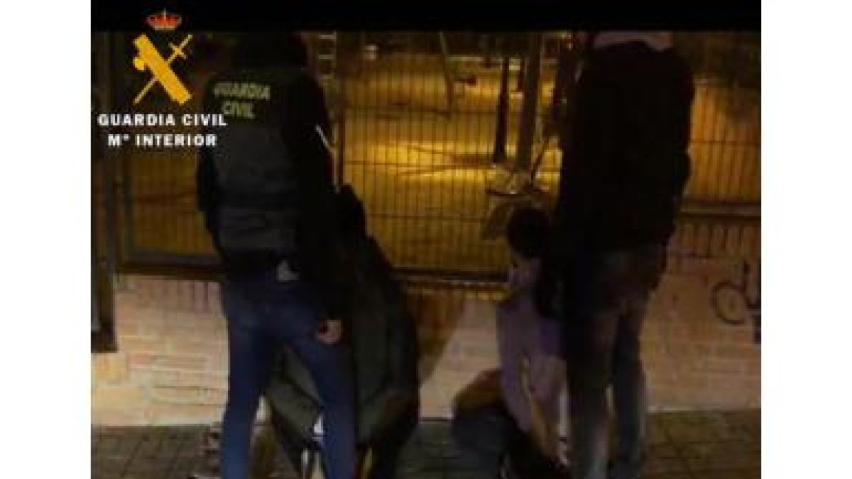 La Guardia Civil desarticula un grupo criminal, dedicado al robo con fuerza en establecimientos públicos.- E.M.
