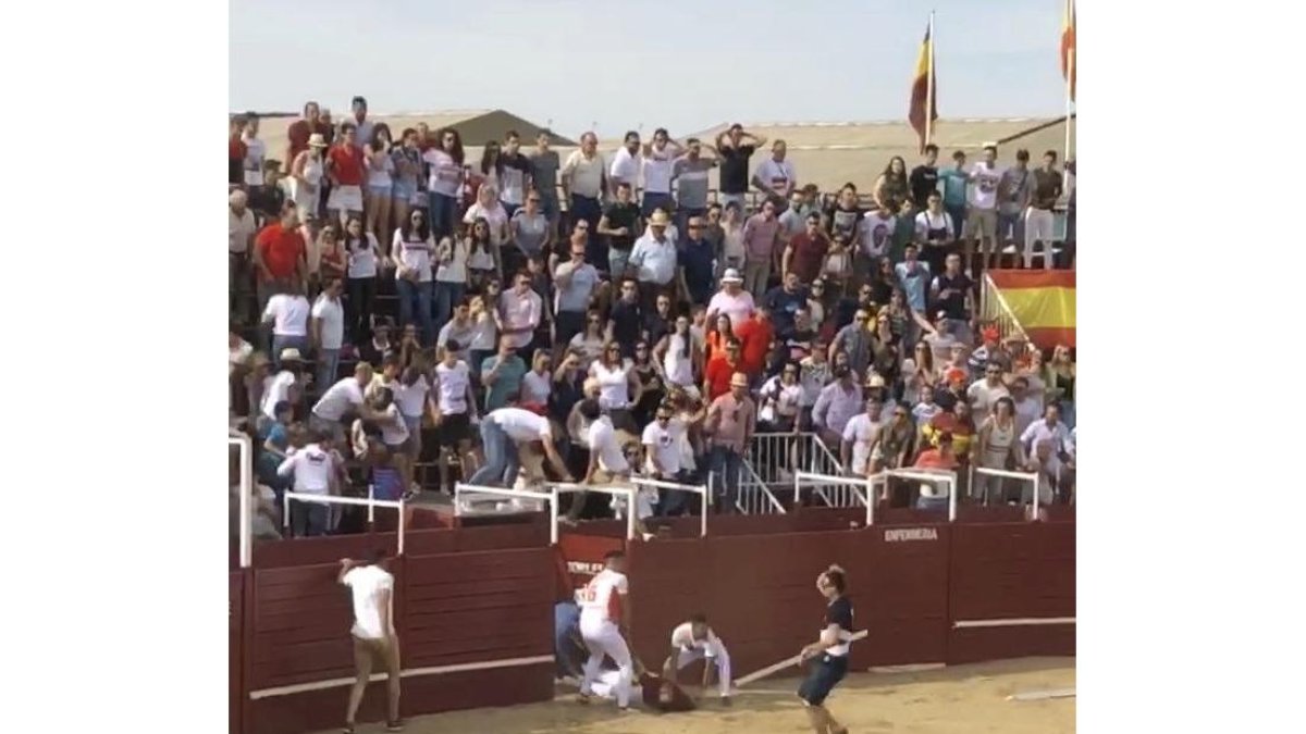 Imagen del momento en que tratan de auxiliar al torilero, tomada por un videoaficionado.-