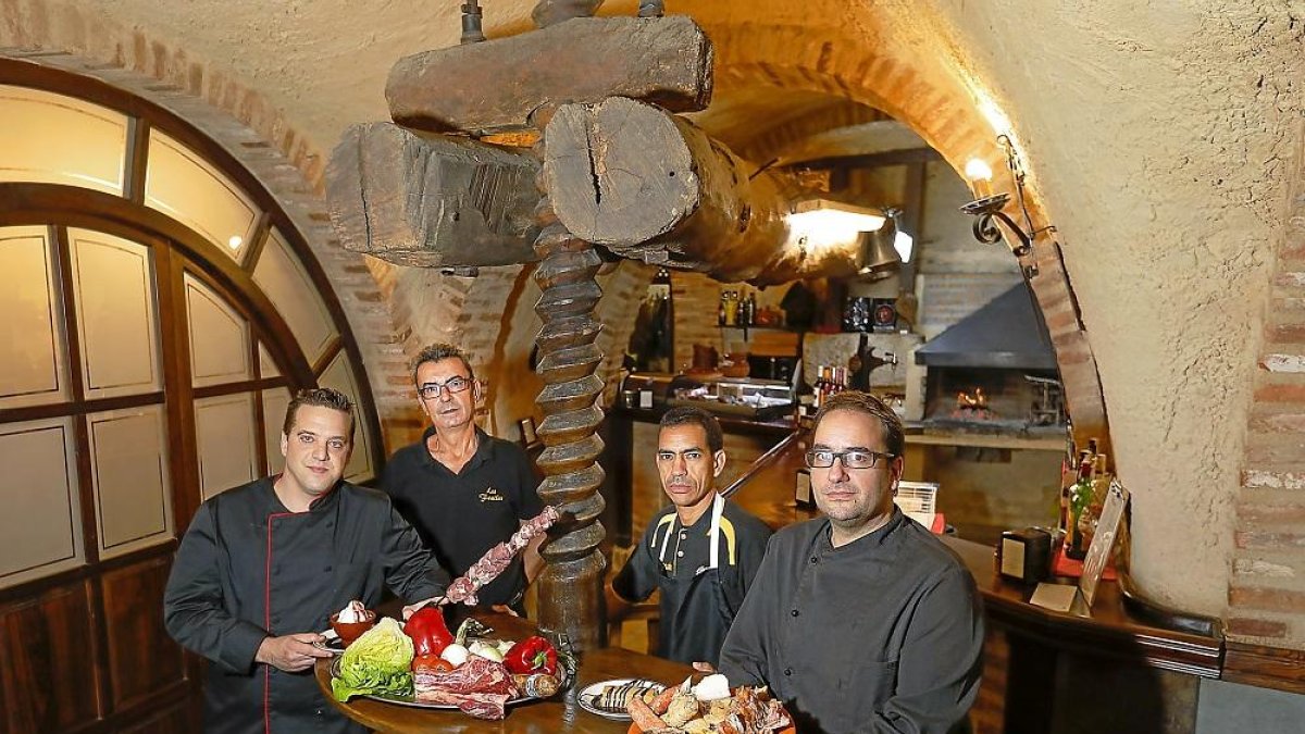 El jefe de cocina Javier Arnáez (derecha), junto al resto del equipo que lleva las riendas del establecimiento.-J.M. LOSTAU