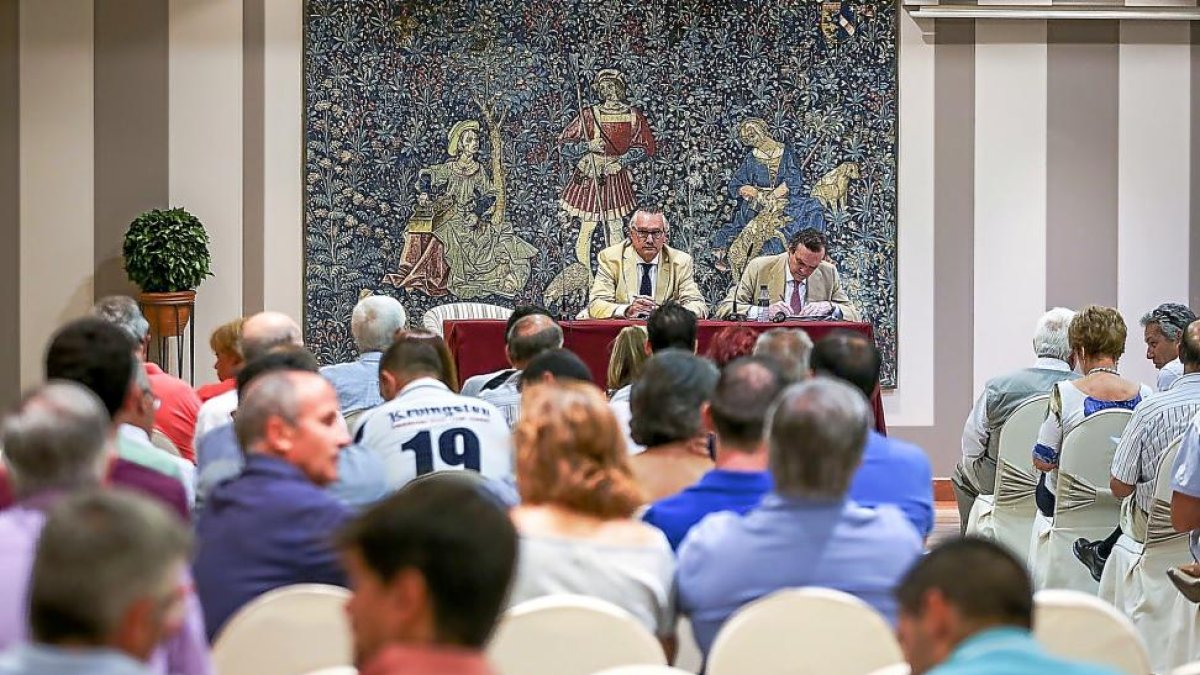 Asamblea informativa de la Asociaciación Española de Accionitas Mayoritarios en el hotel Felipe IV.-MIGUEL ÁNGEL SANTOS