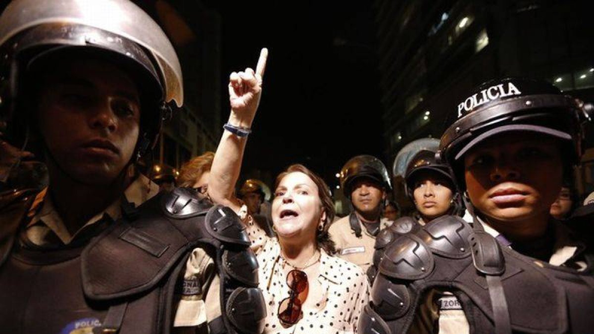 La esposa del alcalde Ledezman, Mitzy Capriles, protesta ante la comisaría en la que está detenido su marido.-Foto: AP / ARIANA CUBILLOS