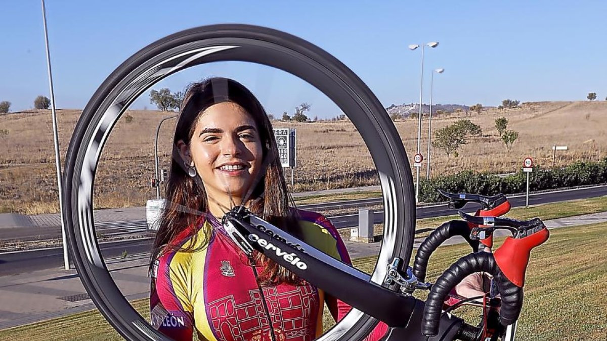 Jimena de Roa posa con su bicicleta y con el maillot de campeona de Castilla y León.-J.M. LOSTAU