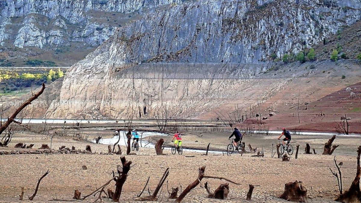 Imagen actual de la precaria situación del embalse de Barrios de Luna, en León, a consecuencia de la sequía.-FERDUERO
