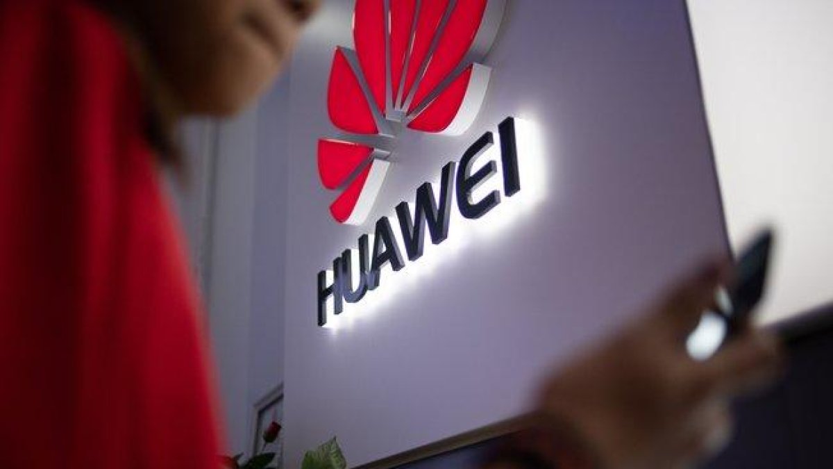 Logotipo de Huawei en una tienda de China.-