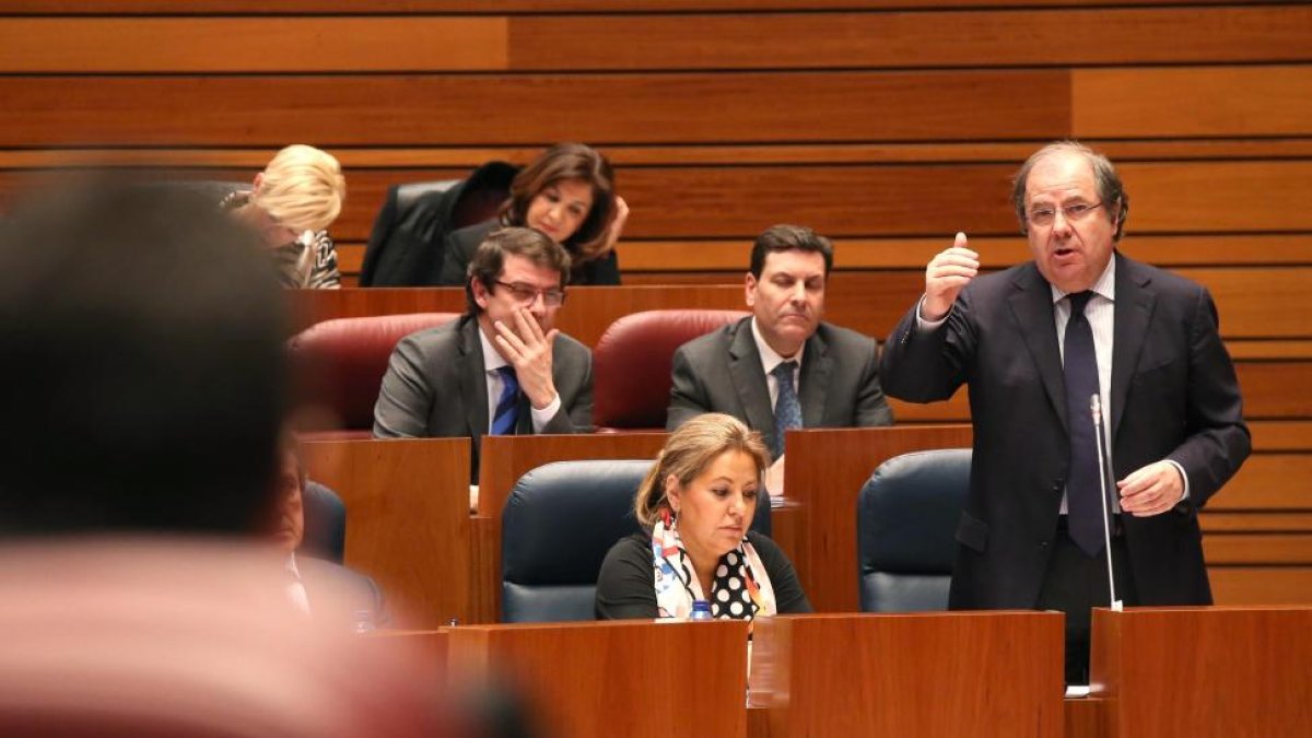El presidente de la Junta, Juan Vicente Herrera, ayer en la sesión de control.-Ical