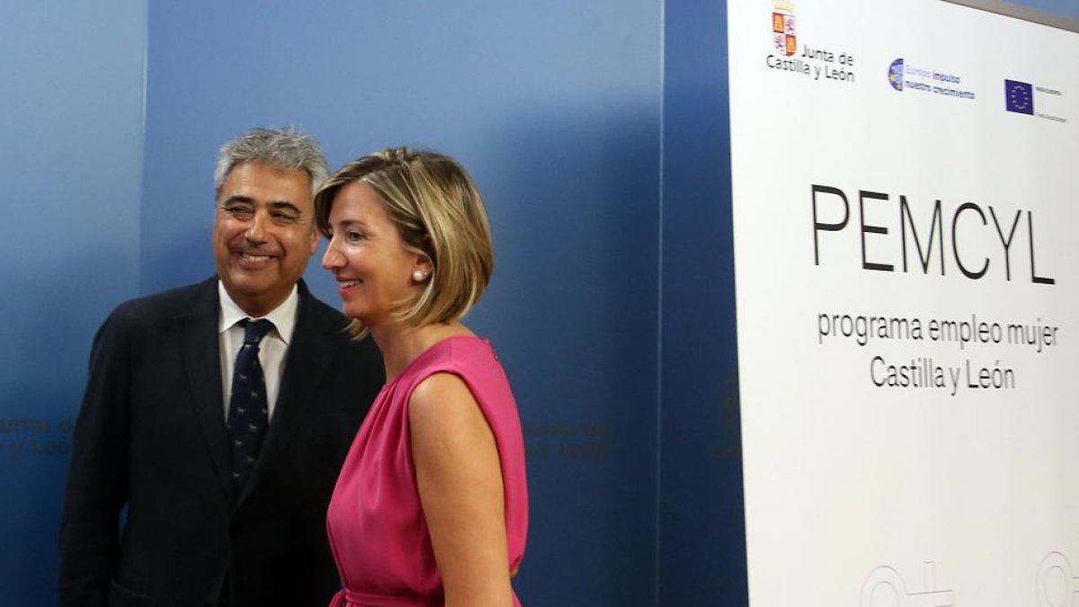 La consejera de Familia e Igualdad de Oportunidades, Alicia García, y el director de la Fundación Santa María la Real del Patrimonio Histórico, Juan Carlos Prieto, presentan el ‘Programa Empleo Mujer Castilla y León’.-ICAL