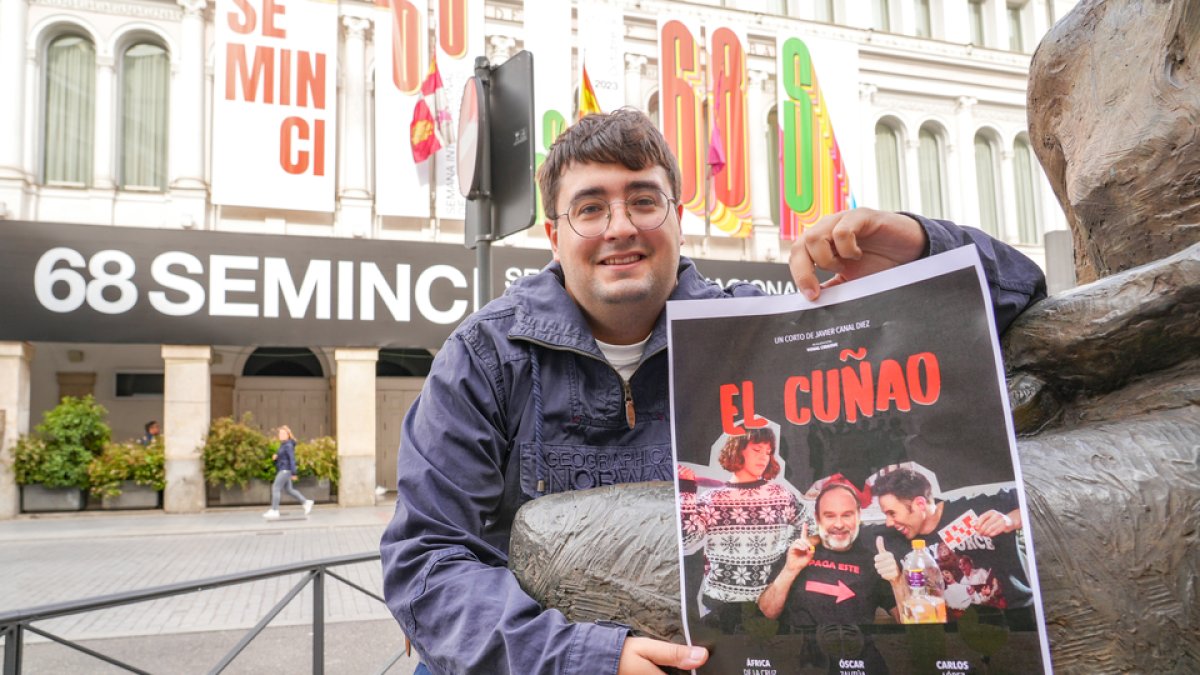 Javier Canal con el cartel del cortometraje 'El Cuñao' que presenta en Seminci. / LOSTAU