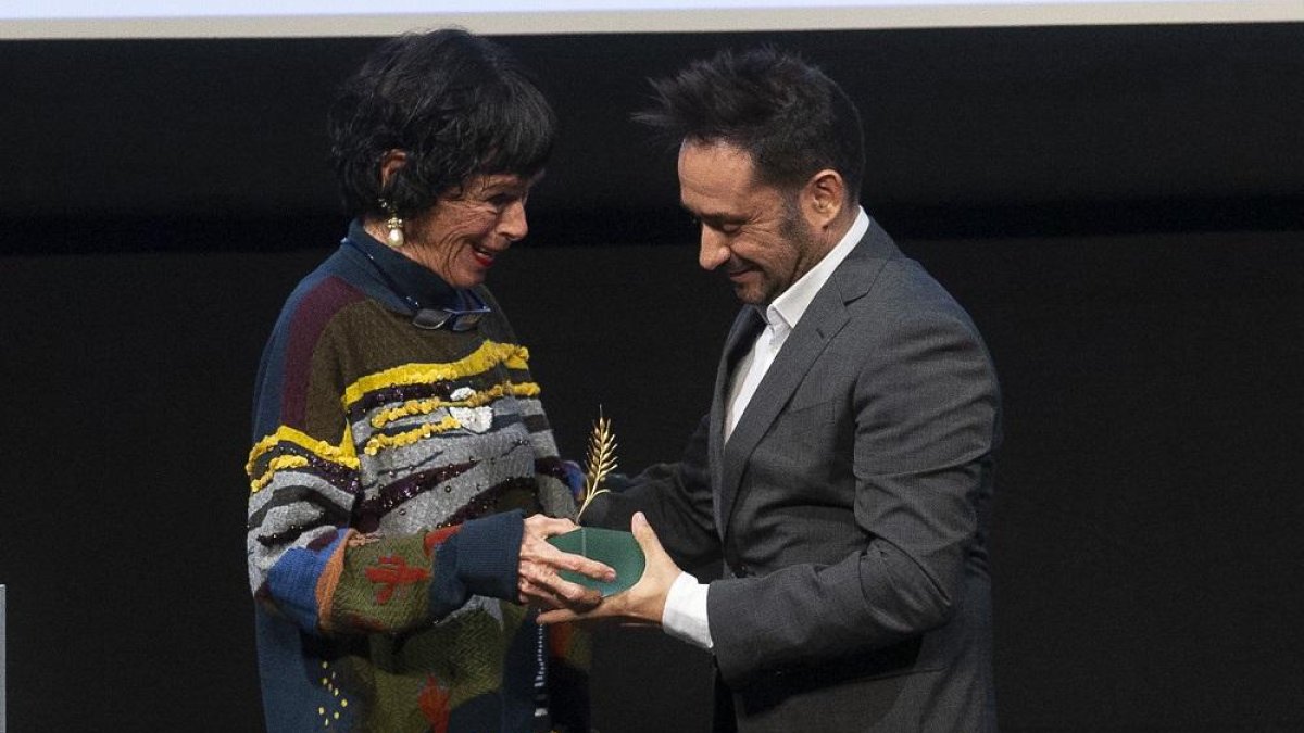 Geraldine Chaplin entrega la Espiga de Honor a Bayona.-ICAL