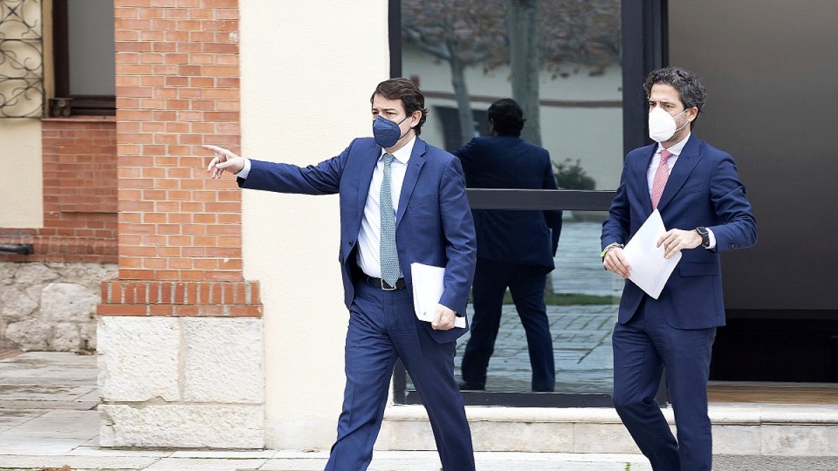 Alfonso Fernández Mañueco y César Pontvianne, a la salida de la rueda de prensa para informar del acuerdo entre la Junta e Iberaval. ICAL