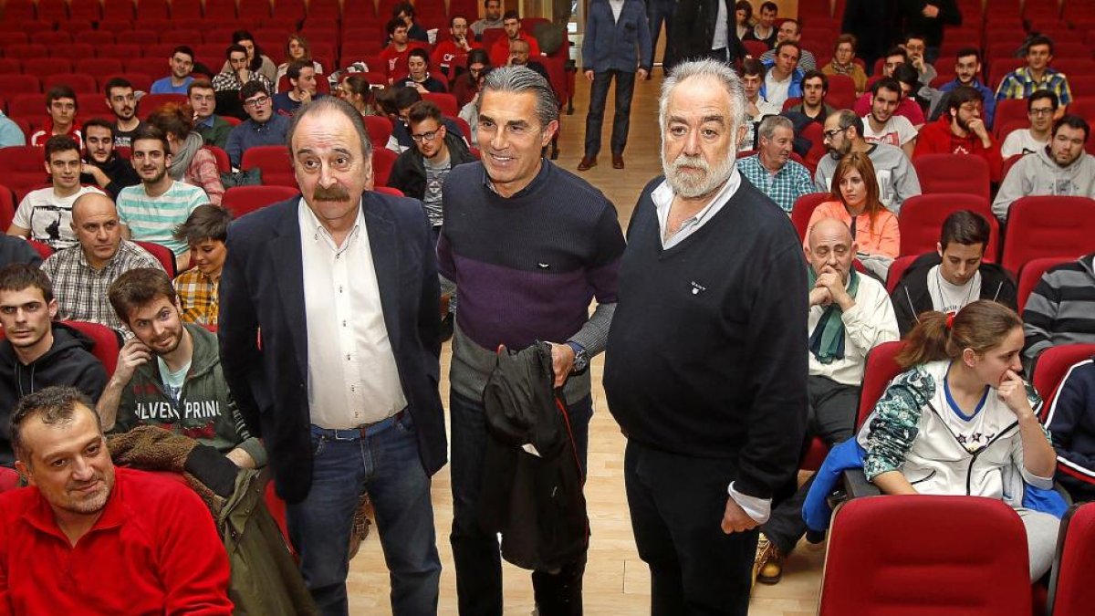 Scariolo, secundado por el presidente de la Federación, Carlos Sainz, y el de los entrenadores, Óscar Castañeda.-J.M.L