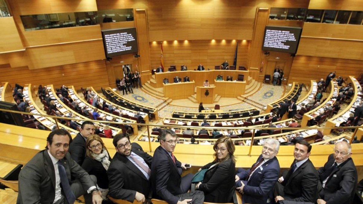 Distintos presidentes de diputaciones, asisten al pleno del Senado donde se debate una moción por la que el Senado manifiesta su voluntad de que se adopten determinadas medidas en favor de las diputaciones provinciales. En el centro de la imagen los presi-ICAL