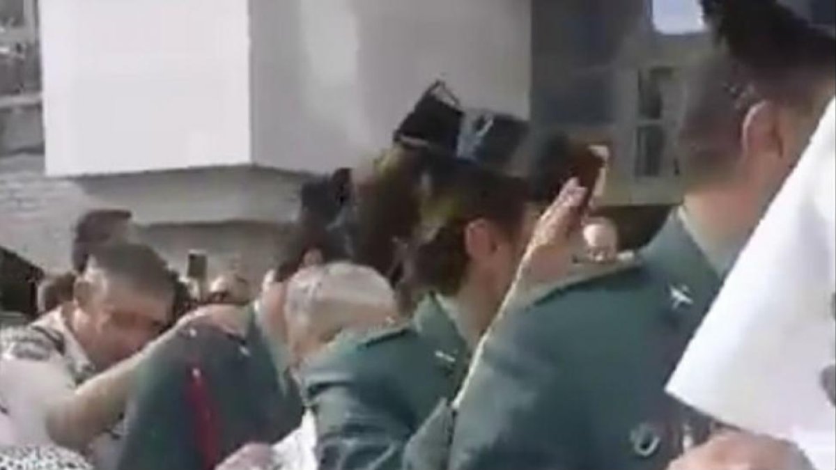 Captura de vídeo de la conga de guardias civiles, militares y curas en Lourdes, al son del 'Qué viva España'.-