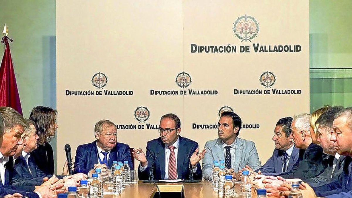 Minsagit Shakirov, Víctor Alonso y Guzmán Gómez ayer, junto a representantes de Tartaristán.-EL MUNDO