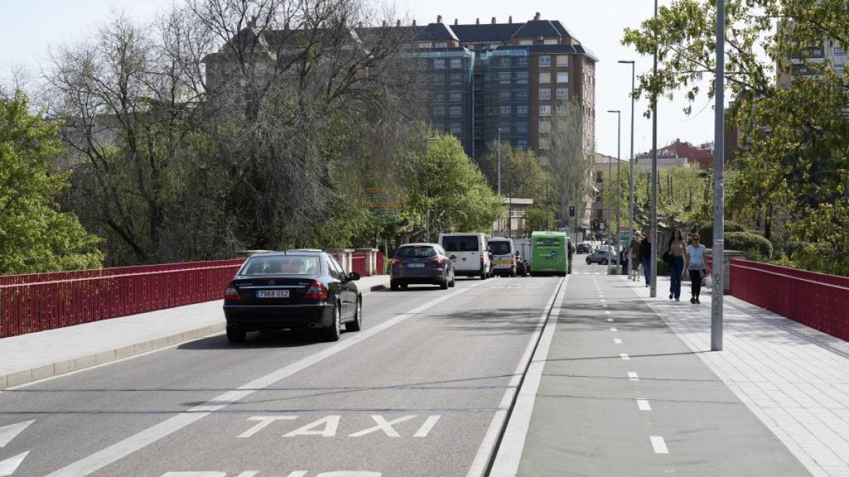 Carril bus y taxis de puente de Poniente en Valladolid, imagen de archivo.-J. M. LOSTAU