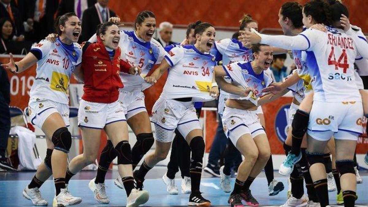 Las jugadoras de la selección española de balonmano en Japón durante la ’semi’ con Noruega.-
