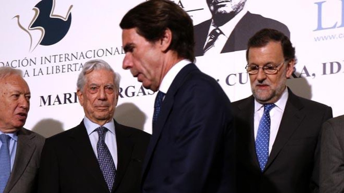 En el homenaje a Mario Vargas Llosa,en la Casa de America, Rajoy y Aznar ni se miran ni se saludan.-DAVID CASTRO