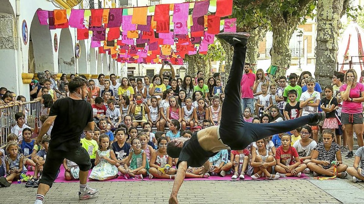 ‘Divierteatro’ acercó el mundo de las artes a los más pequeños de Ciudad Rodrigo.-ICAL