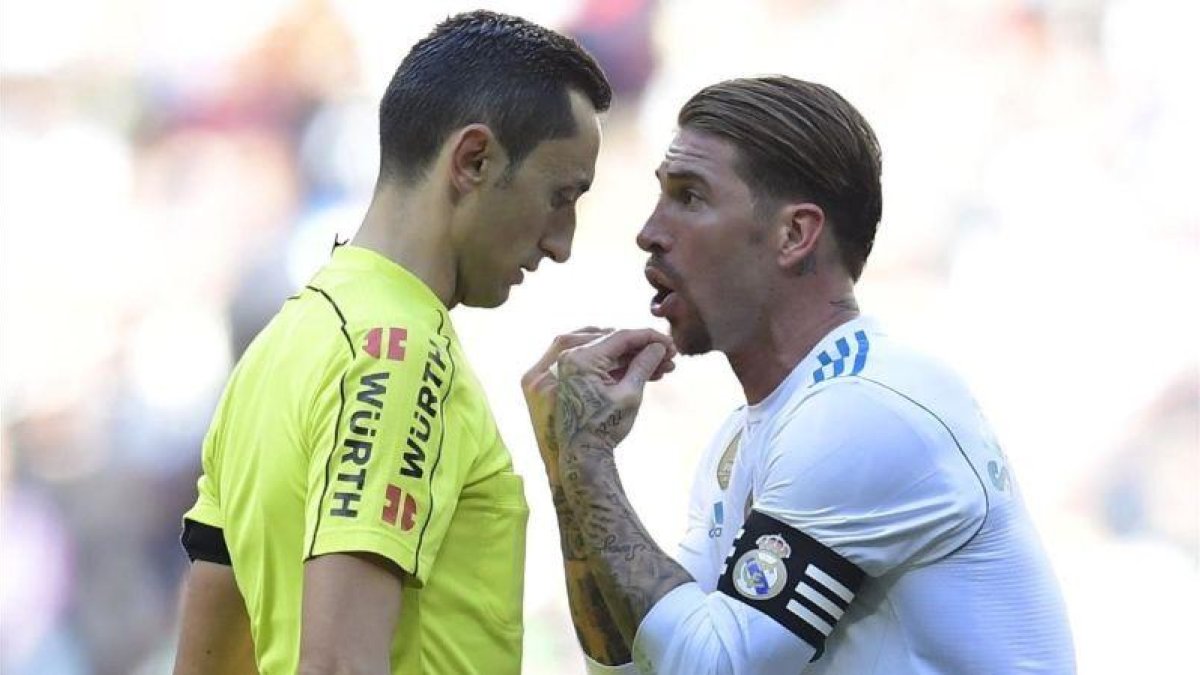 Sergio Ramos protesta al árbitro durante el clásico.-AFP / JAVIER SORIANO