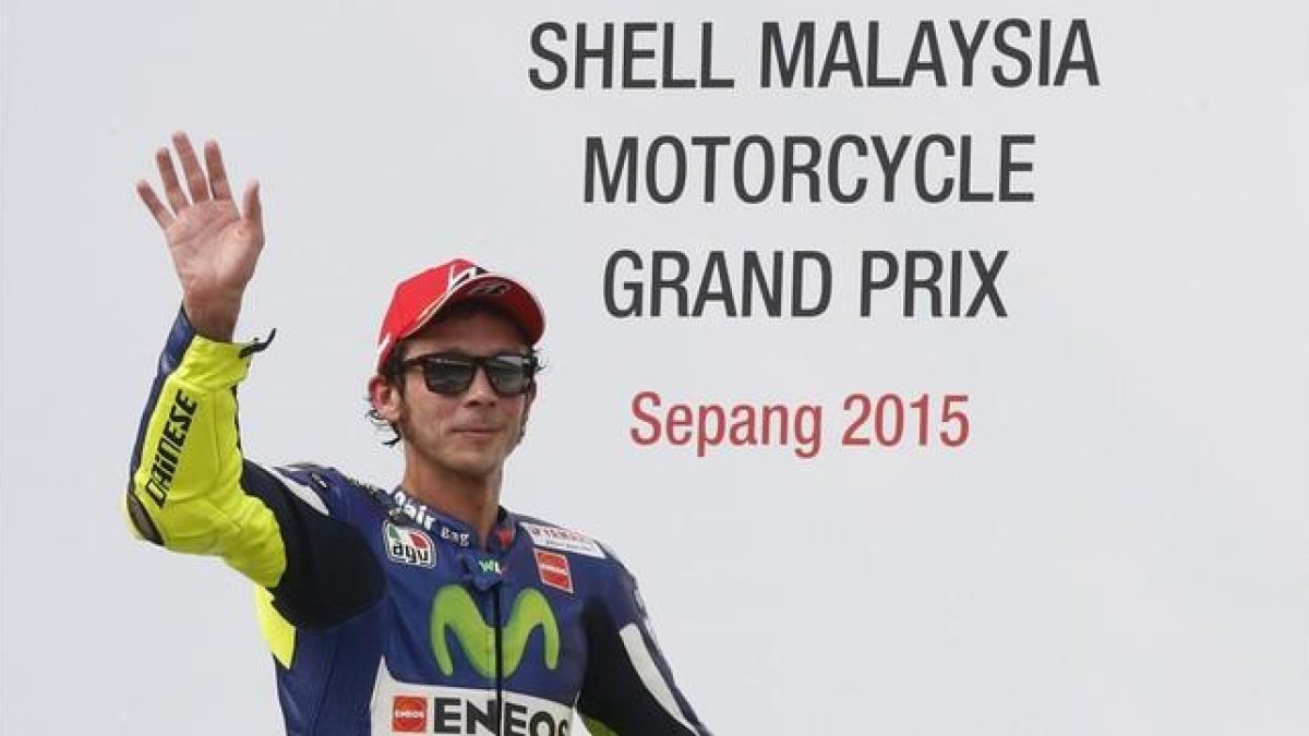 Valentino Rossi saluda a sus aficionados tras la conclusión del Gran Premio de Malasia.-REUTERS / OLIVIA HARRIS