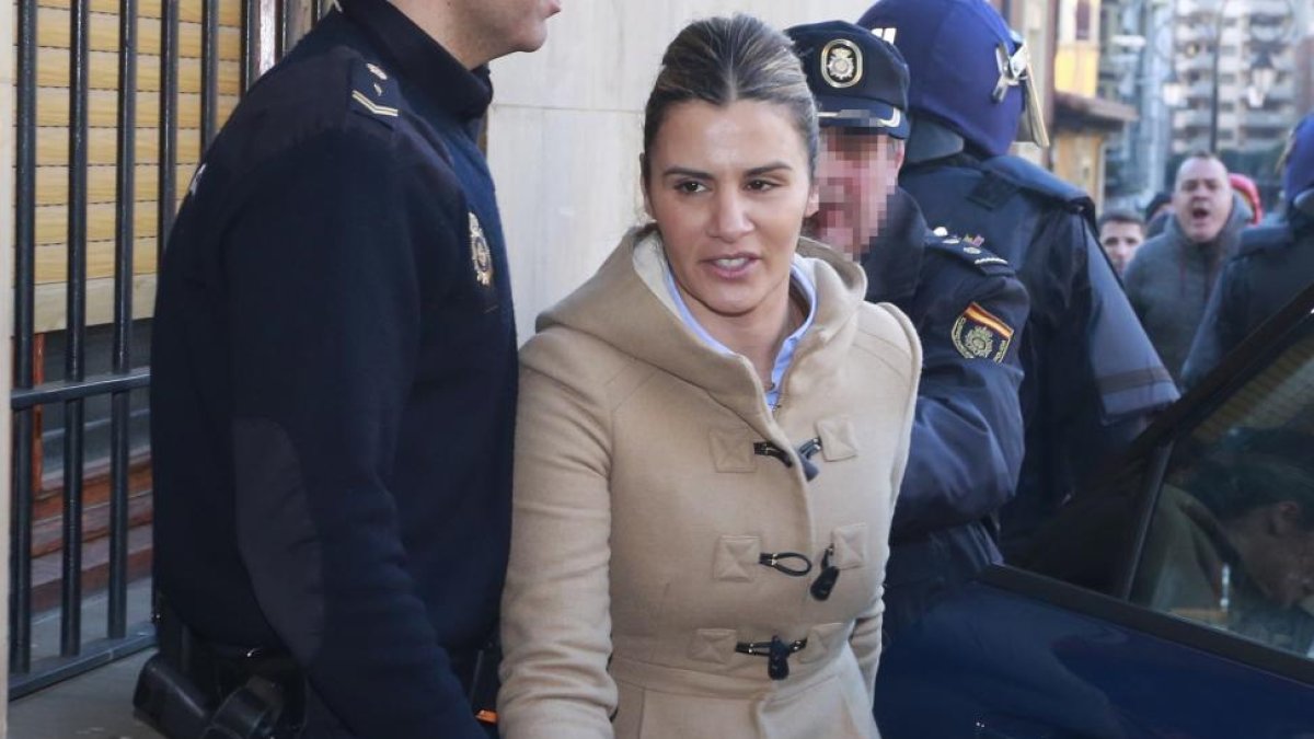 Imagen de la viuda llegando a la Audiencia de León.-ICAL