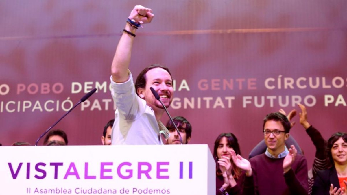 Iglesias saluda ante la mirada de Errejón tras abrir la asamblea de Podemos.-JUAN MANUEL PRATS