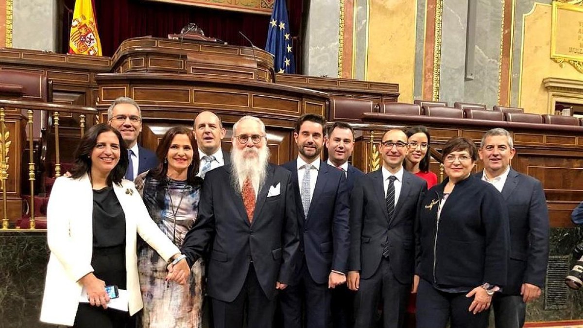 Agustín Zamarrón, con su característica barba blanca al más puro estilo ‘Valle-Inclán’, posó ayer con el resto de diputados socialistas de Castilla y León.-ICAL