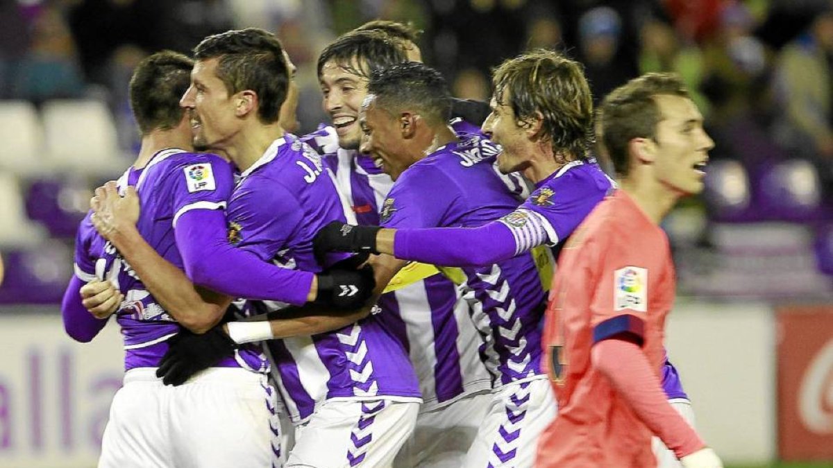 Los jugadores del Valladolid celebran uno de los siete goles que le metieron al filial del Barcelona-J. M. LOSTAU